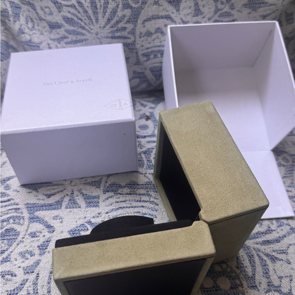 Authentic Van Cleef & Arpels Bracelet Box - image 3